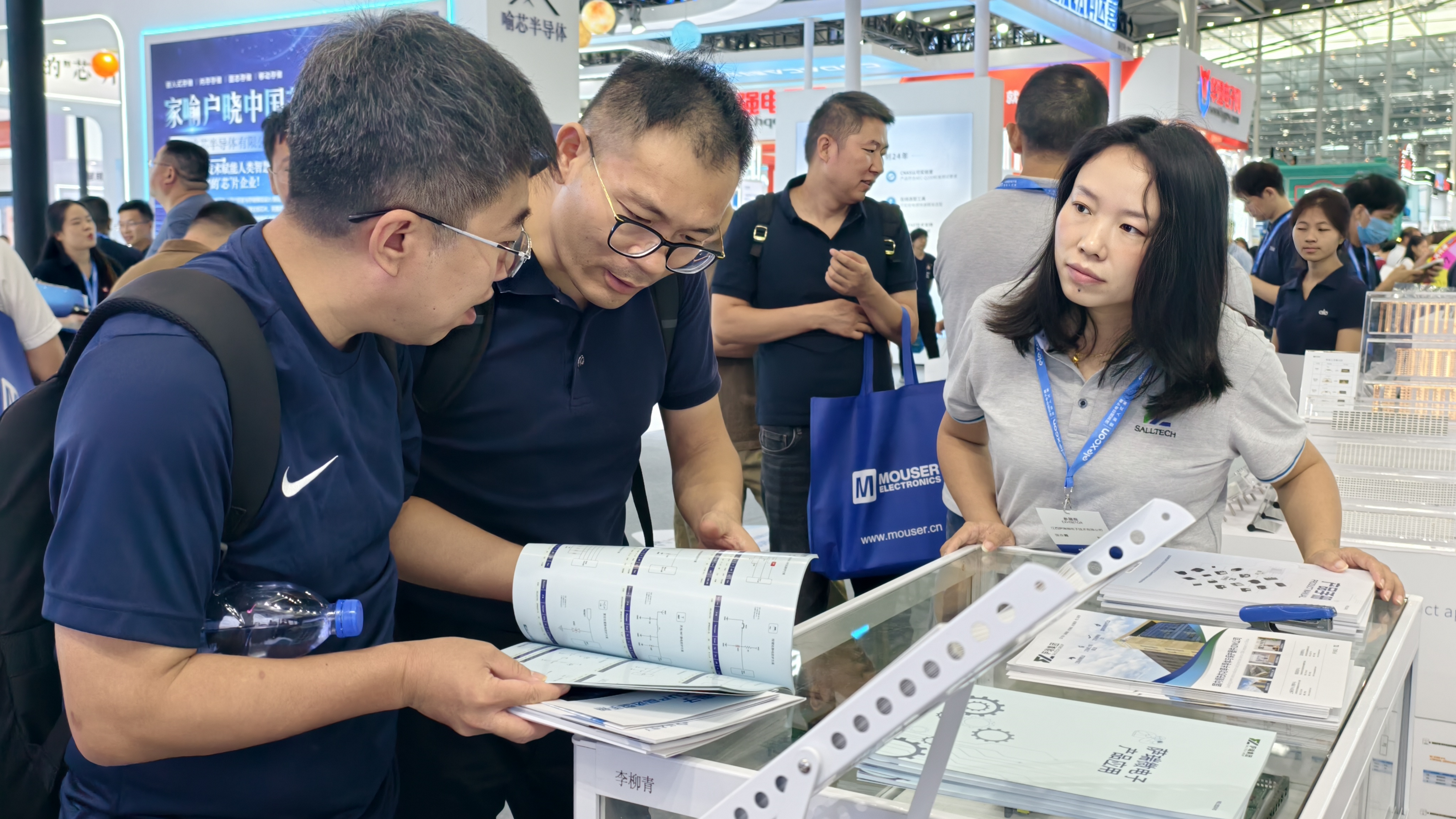 荣耀收官！江西今年会微电子闪耀 2025 深圳电子展并荣获年度大奖